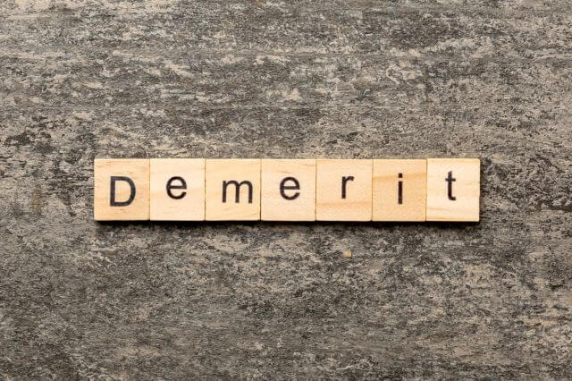 DEMERITと書かれたブロック